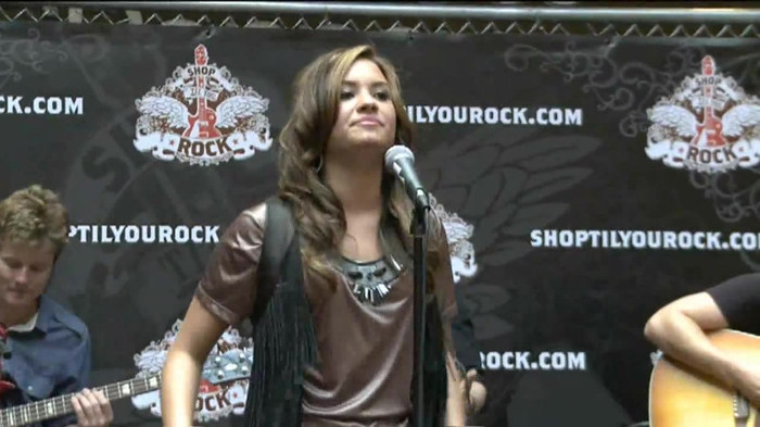 Demi Lovato  Live at Glendale Galleria  in LA for Cambio in HD 02009 - Demilush - Live at Glendale Galleria in LA for Cambio Part oo4