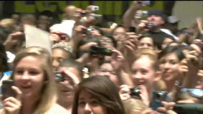 Demi Lovato  Live at Glendale Galleria  in LA for Cambio in HD 02244