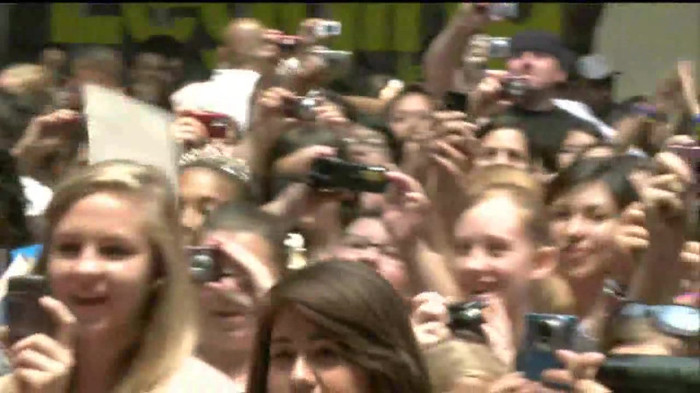 Demi Lovato  Live at Glendale Galleria  in LA for Cambio in HD 02245