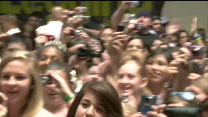 Demi Lovato  Live at Glendale Galleria  in LA for Cambio in HD 02250