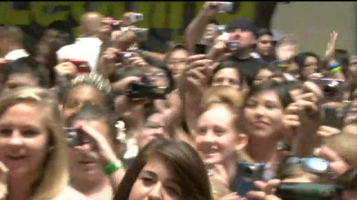 Demi Lovato  Live at Glendale Galleria  in LA for Cambio in HD 02251