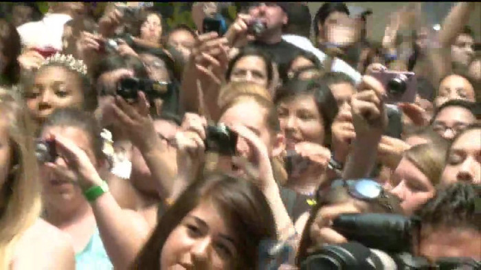 Demi Lovato  Live at Glendale Galleria  in LA for Cambio in HD 02271