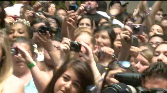 Demi Lovato  Live at Glendale Galleria  in LA for Cambio in HD 02272