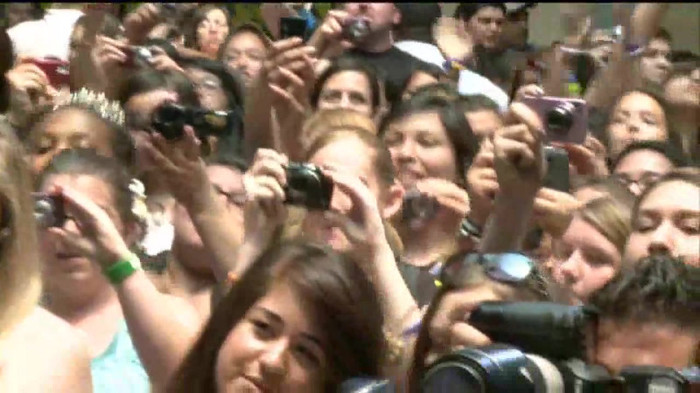 Demi Lovato  Live at Glendale Galleria  in LA for Cambio in HD 02274