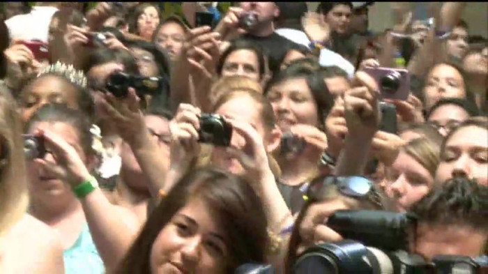 Demi Lovato  Live at Glendale Galleria  in LA for Cambio in HD 02275