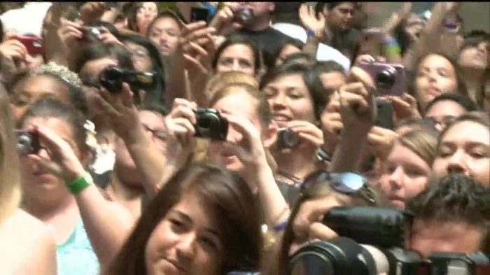 Demi Lovato  Live at Glendale Galleria  in LA for Cambio in HD 02277