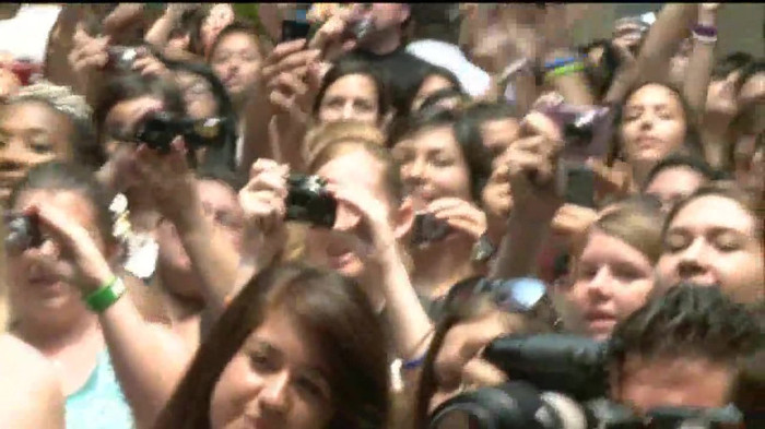 Demi Lovato  Live at Glendale Galleria  in LA for Cambio in HD 02281