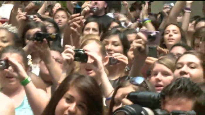 Demi Lovato  Live at Glendale Galleria  in LA for Cambio in HD 02283