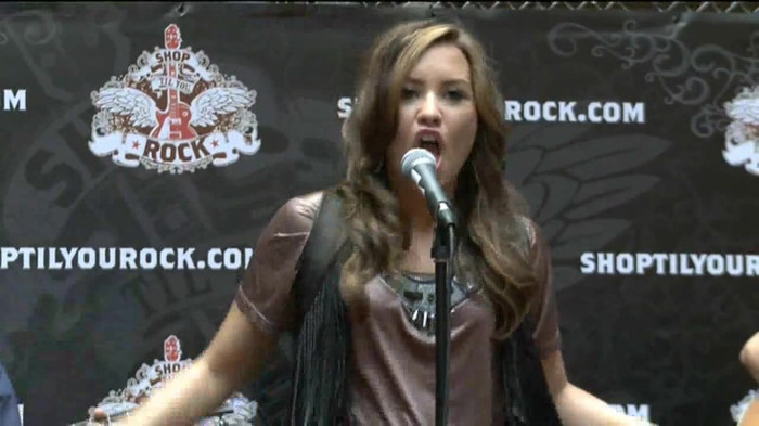 Demi Lovato  Live at Glendale Galleria  in LA for Cambio in HD 02730