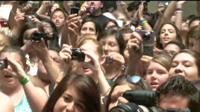 Demi Lovato  Live at Glendale Galleria  in LA for Cambio in HD 02286