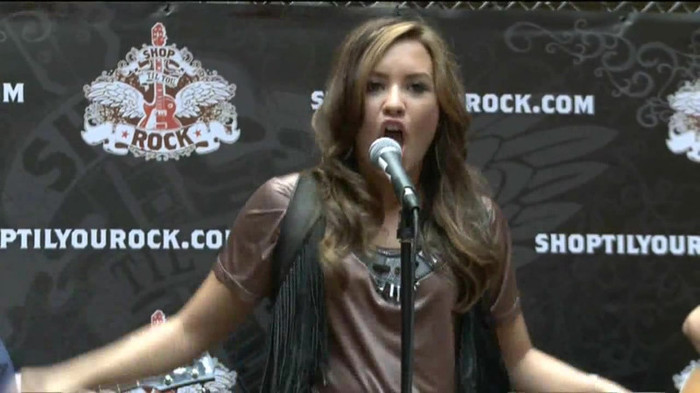 Demi Lovato  Live at Glendale Galleria  in LA for Cambio in HD 02732
