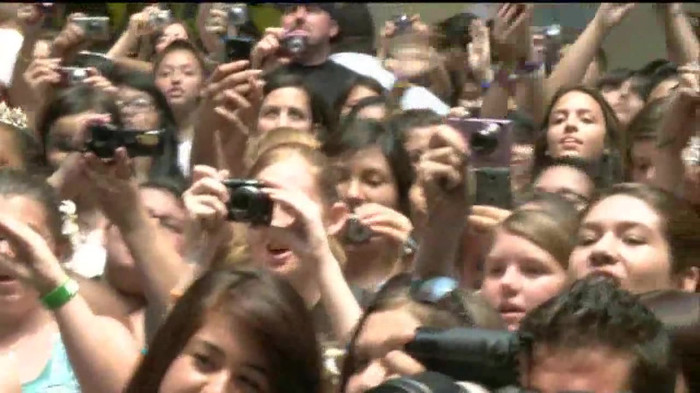 Demi Lovato  Live at Glendale Galleria  in LA for Cambio in HD 02292