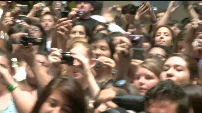 Demi Lovato  Live at Glendale Galleria  in LA for Cambio in HD 02294