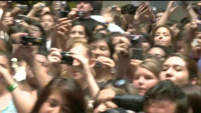 Demi Lovato  Live at Glendale Galleria  in LA for Cambio in HD 02295