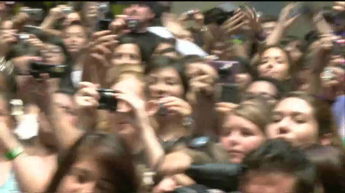 Demi Lovato  Live at Glendale Galleria  in LA for Cambio in HD 02296