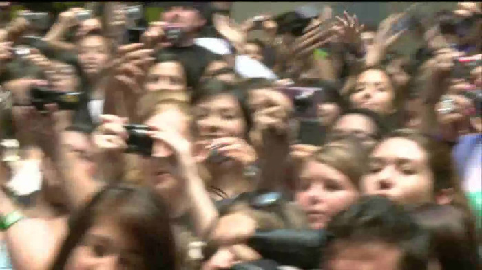 Demi Lovato  Live at Glendale Galleria  in LA for Cambio in HD 02297
