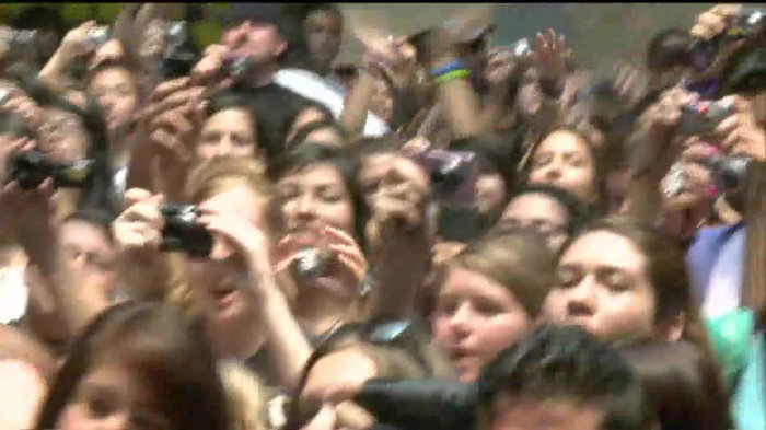 Demi Lovato  Live at Glendale Galleria  in LA for Cambio in HD 02301
