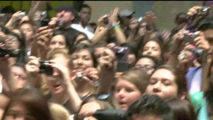 Demi Lovato  Live at Glendale Galleria  in LA for Cambio in HD 02303