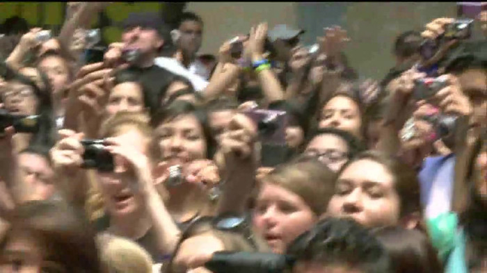 Demi Lovato  Live at Glendale Galleria  in LA for Cambio in HD 02304