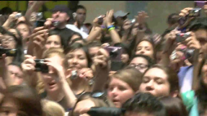 Demi Lovato  Live at Glendale Galleria  in LA for Cambio in HD 02305