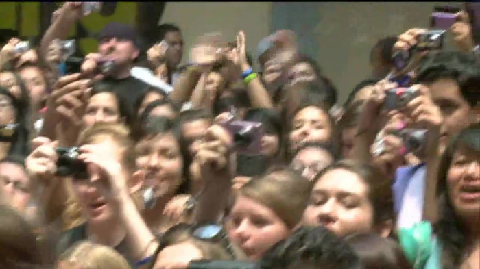 Demi Lovato  Live at Glendale Galleria  in LA for Cambio in HD 02309