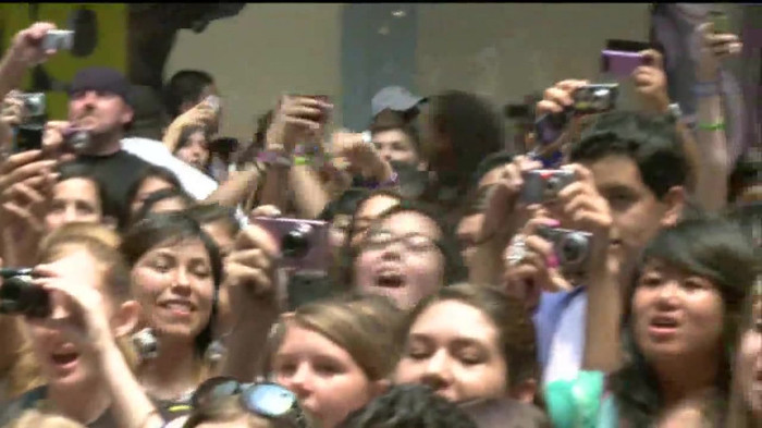 Demi Lovato  Live at Glendale Galleria  in LA for Cambio in HD 02322