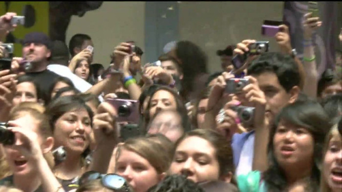 Demi Lovato  Live at Glendale Galleria  in LA for Cambio in HD 02326