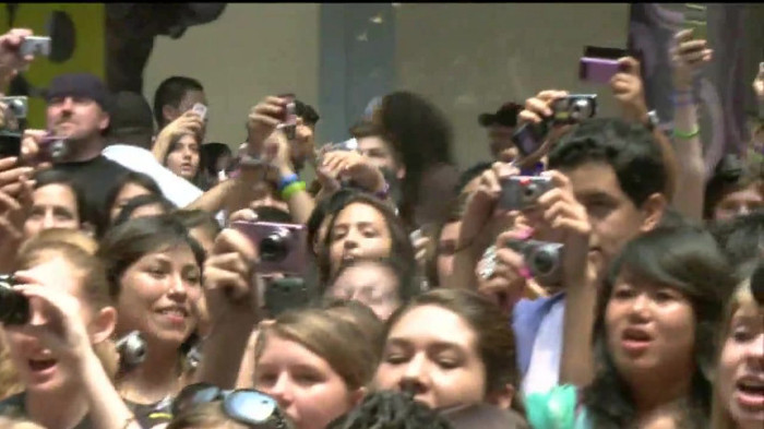 Demi Lovato  Live at Glendale Galleria  in LA for Cambio in HD 02327