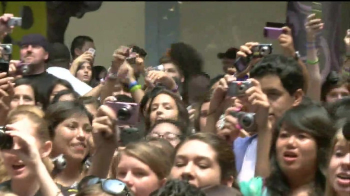 Demi Lovato  Live at Glendale Galleria  in LA for Cambio in HD 02328