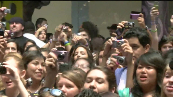 Demi Lovato  Live at Glendale Galleria  in LA for Cambio in HD 02329
