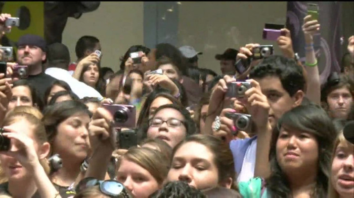 Demi Lovato  Live at Glendale Galleria  in LA for Cambio in HD 02335