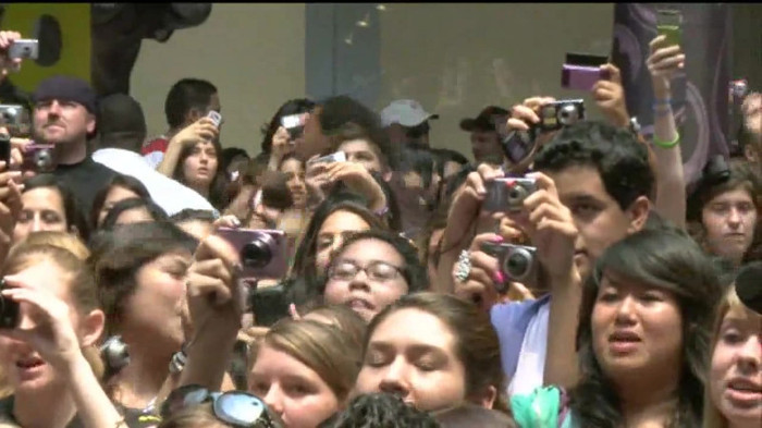 Demi Lovato  Live at Glendale Galleria  in LA for Cambio in HD 02337