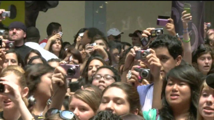 Demi Lovato  Live at Glendale Galleria  in LA for Cambio in HD 02338