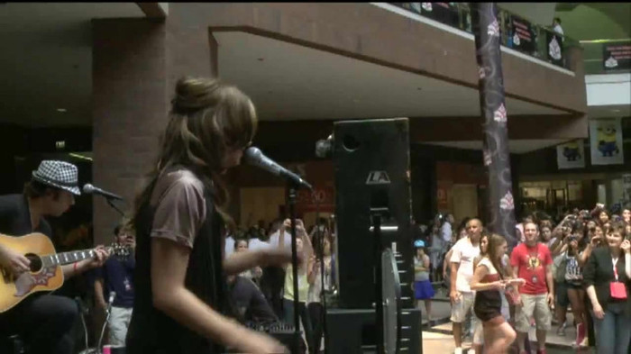 Demi Lovato  Live at Glendale Galleria  in LA for Cambio in HD 02850