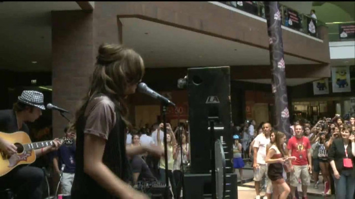 Demi Lovato  Live at Glendale Galleria  in LA for Cambio in HD 02851