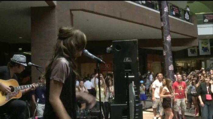 Demi Lovato  Live at Glendale Galleria  in LA for Cambio in HD 02853