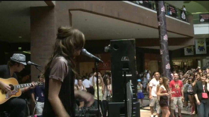 Demi Lovato  Live at Glendale Galleria  in LA for Cambio in HD 02854