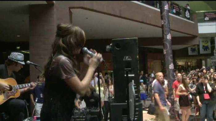 Demi Lovato  Live at Glendale Galleria  in LA for Cambio in HD 02885