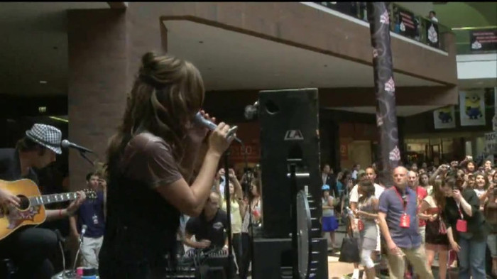 Demi Lovato  Live at Glendale Galleria  in LA for Cambio in HD 02901