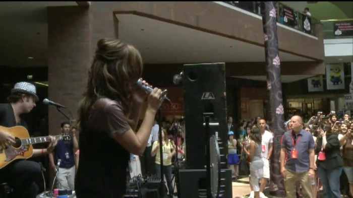 Demi Lovato  Live at Glendale Galleria  in LA for Cambio in HD 02926