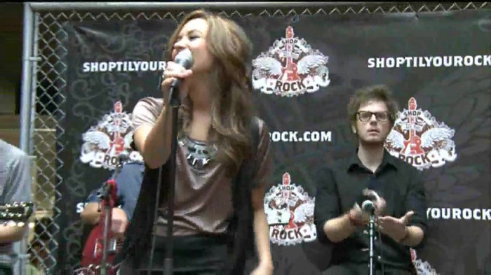 Demi Lovato  Live at Glendale Galleria  in LA for Cambio in HD 03043