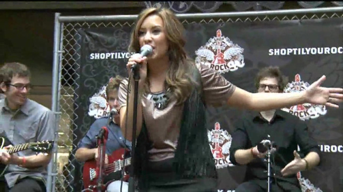 Demi Lovato  Live at Glendale Galleria  in LA for Cambio in HD 03072