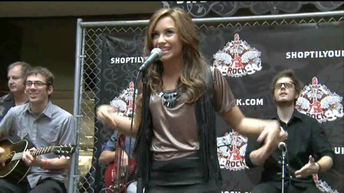 Demi Lovato  Live at Glendale Galleria  in LA for Cambio in HD 03111