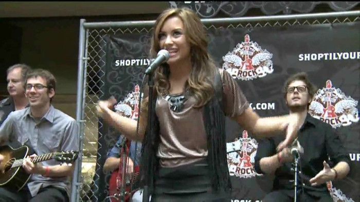 Demi Lovato  Live at Glendale Galleria  in LA for Cambio in HD 03112