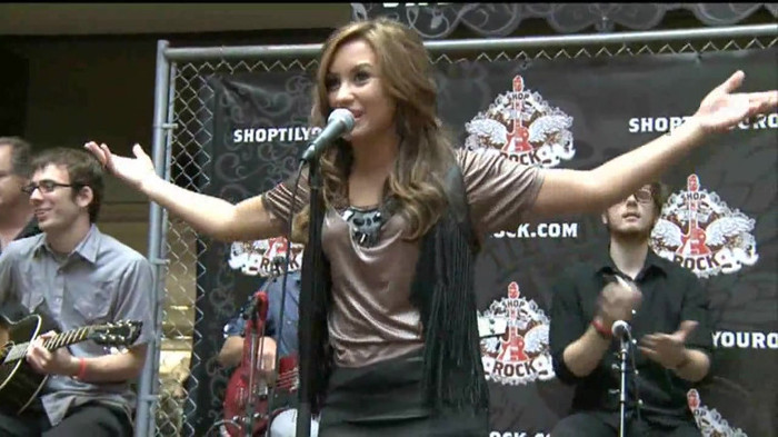 Demi Lovato  Live at Glendale Galleria  in LA for Cambio in HD 03122