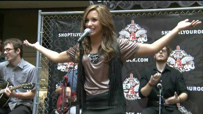 Demi Lovato  Live at Glendale Galleria  in LA for Cambio in HD 03130