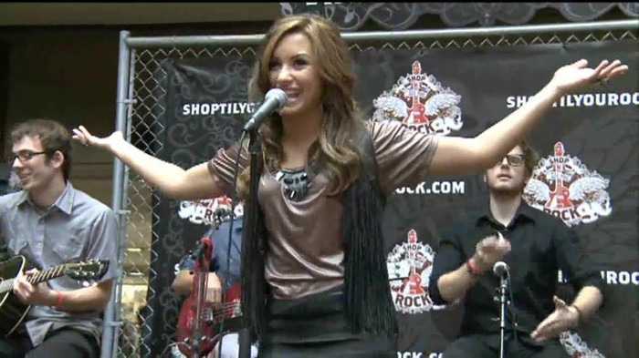 Demi Lovato  Live at Glendale Galleria  in LA for Cambio in HD 03132