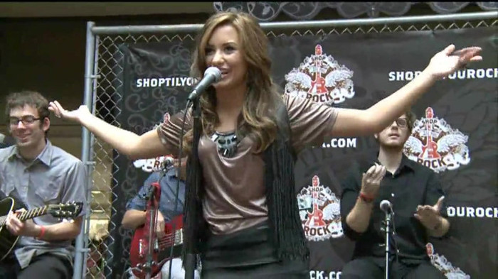 Demi Lovato  Live at Glendale Galleria  in LA for Cambio in HD 03141