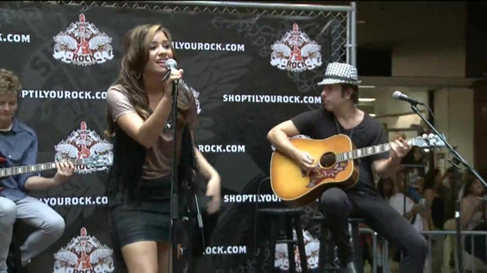 Demi Lovato  Live at Glendale Galleria  in LA for Cambio in HD 03351