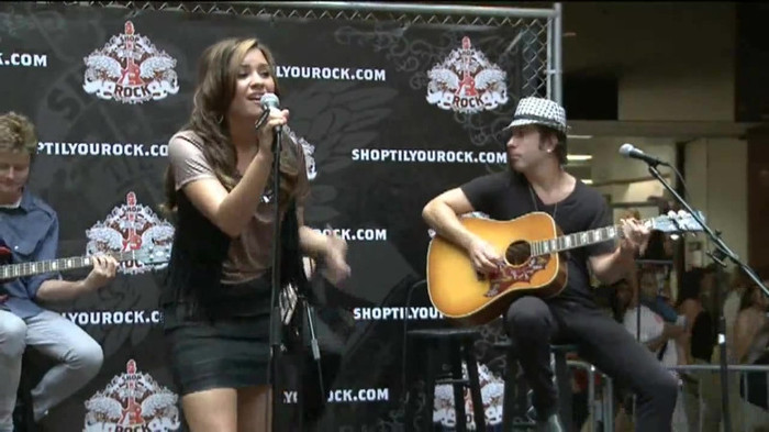 Demi Lovato  Live at Glendale Galleria  in LA for Cambio in HD 03354
